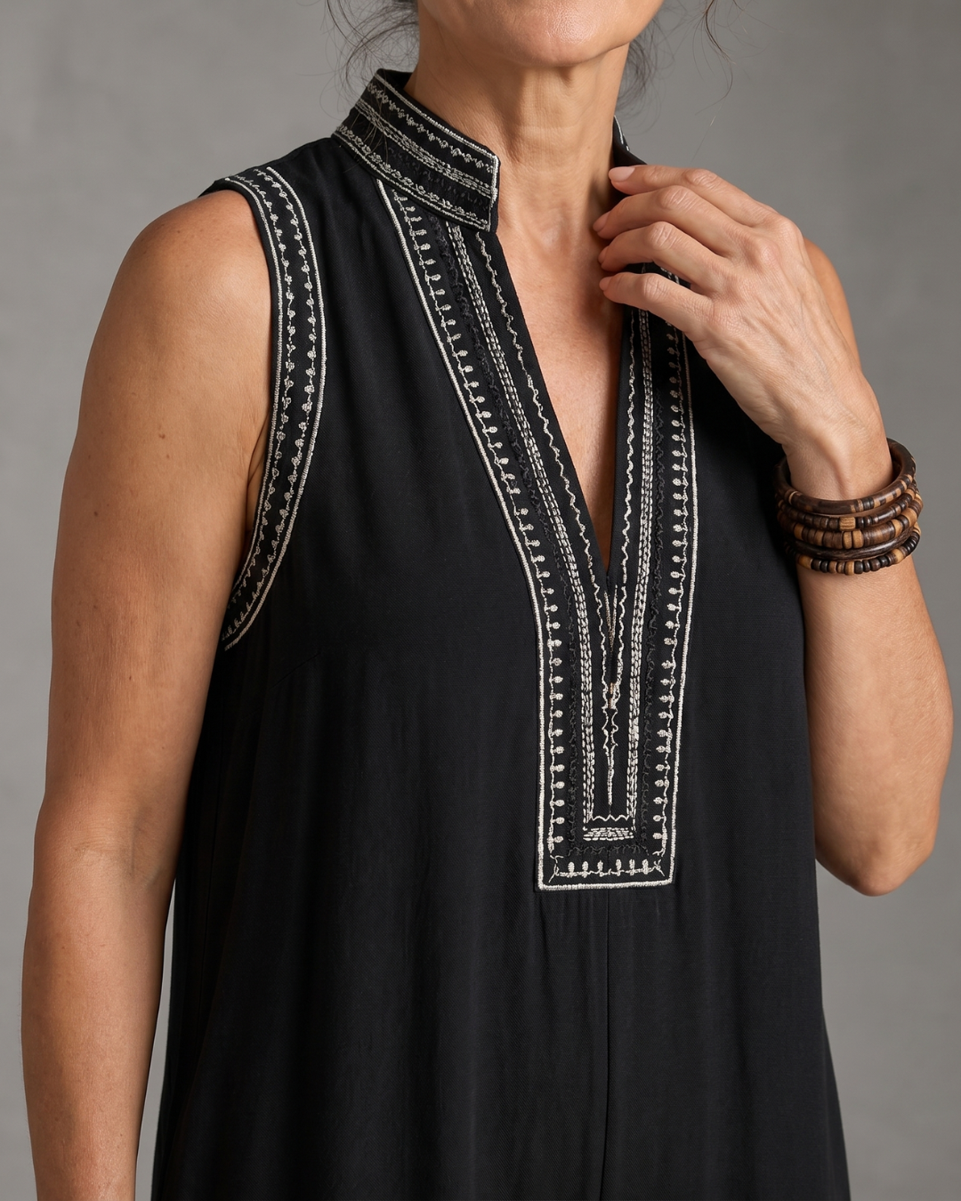 Velmira | Bestickter V-Ausschnitt ärmelloser Jumpsuit mit weitem Bein