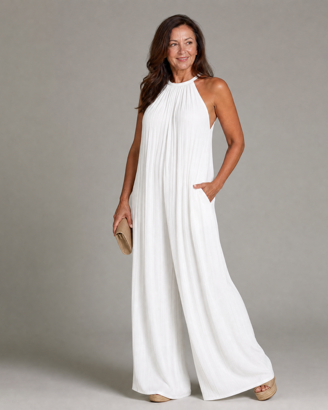 Sylvara | Faltender Halterneck weiter Beinschnitt entspannter Jumpsuit