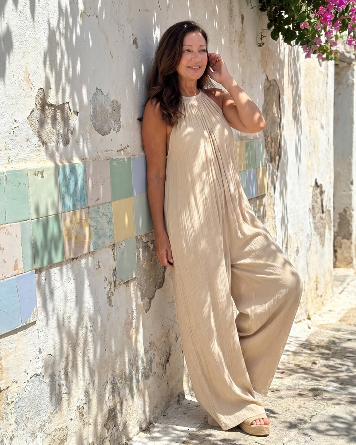 Sylvara | Faltender Halterneck weiter Beinschnitt entspannter Jumpsuit