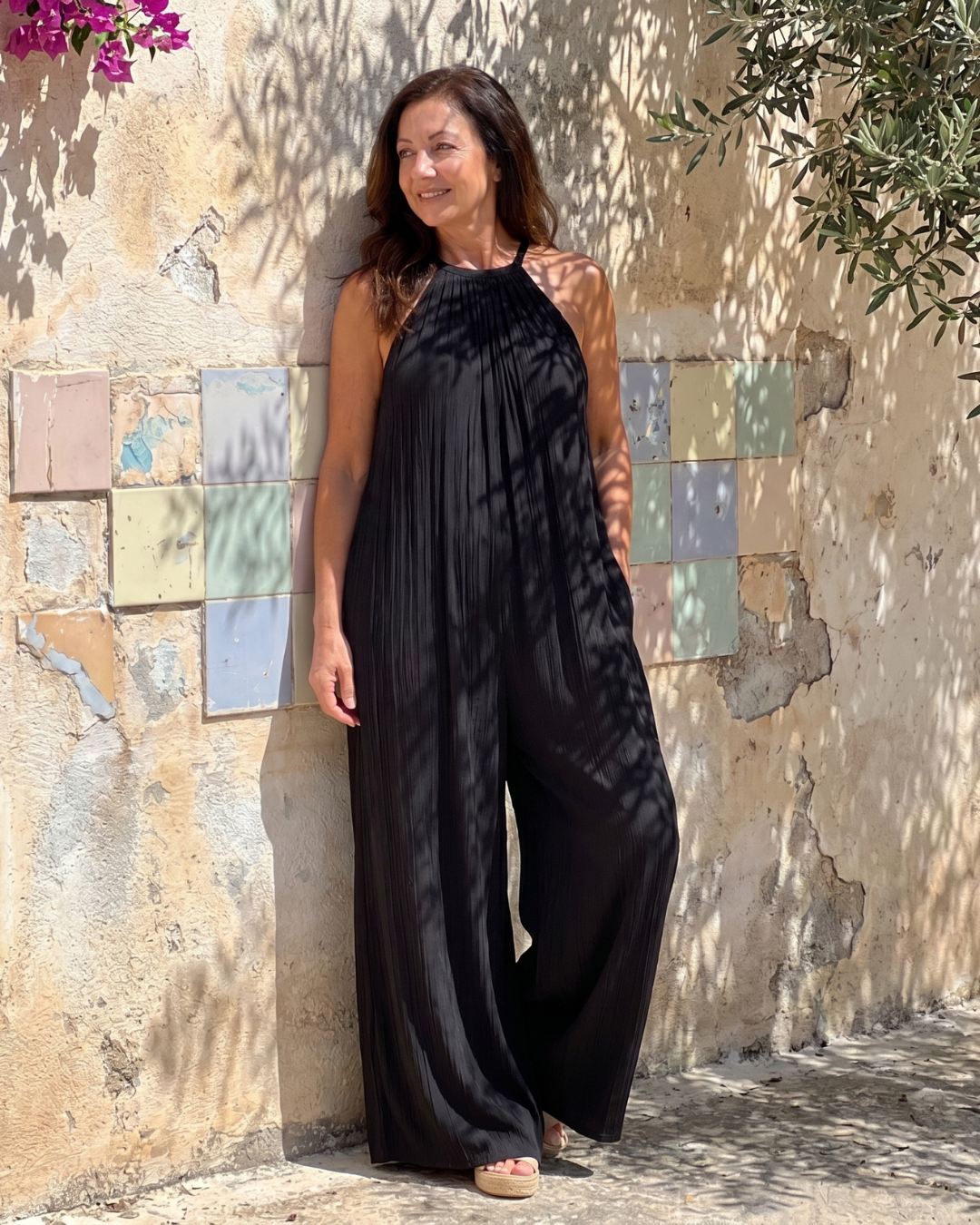 Sylvara | Faltender Halterneck weiter Beinschnitt entspannter Jumpsuit