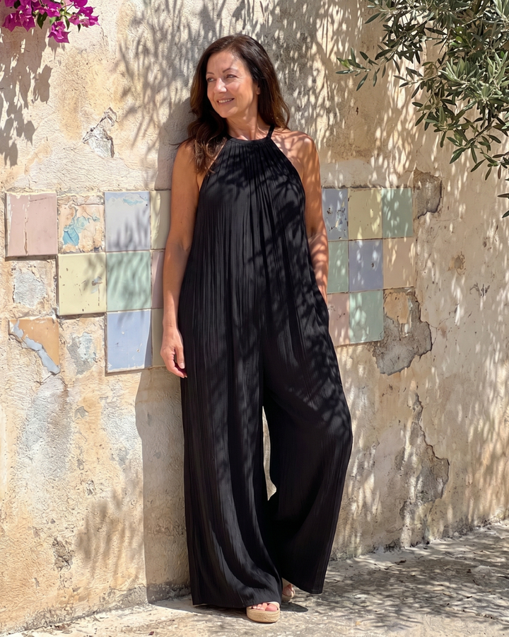 Sylvara | Faltender Halterneck weiter Beinschnitt entspannter Jumpsuit