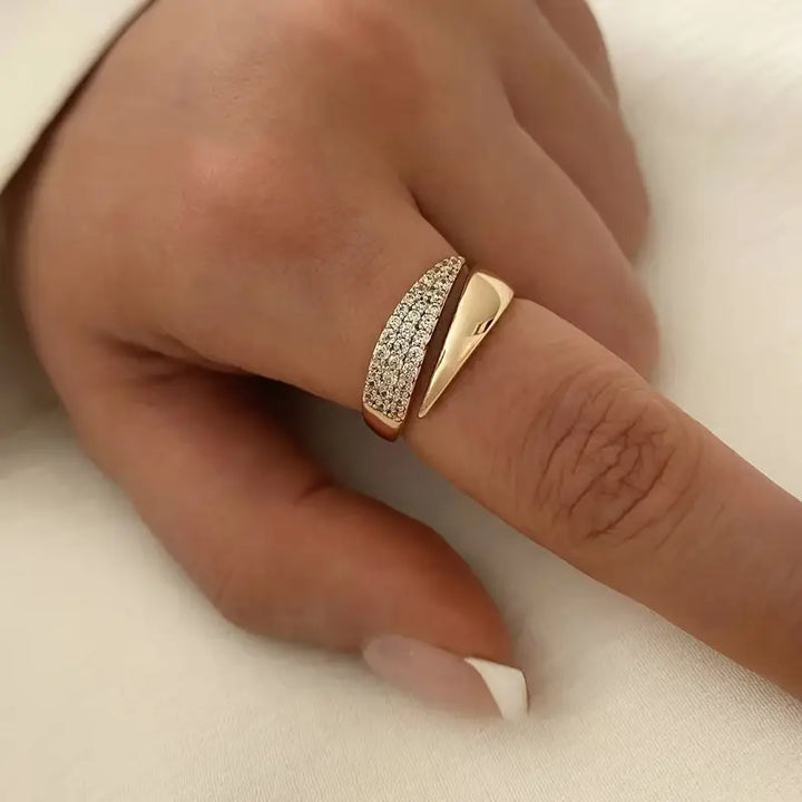 Mila Eleganter Goldring mit funkelnden Steinen