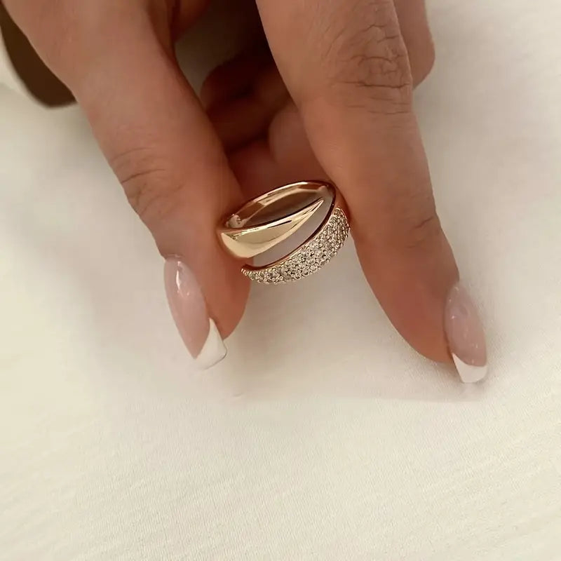 Mila Eleganter Goldring mit funkelnden Steinen