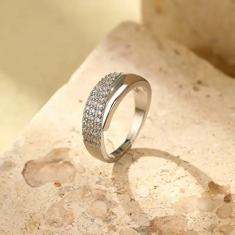 Mila Eleganter Goldring mit funkelnden Steinen