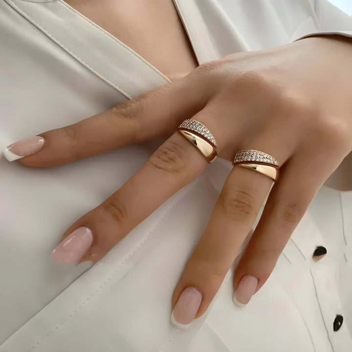 Mila Eleganter Goldring mit funkelnden Steinen