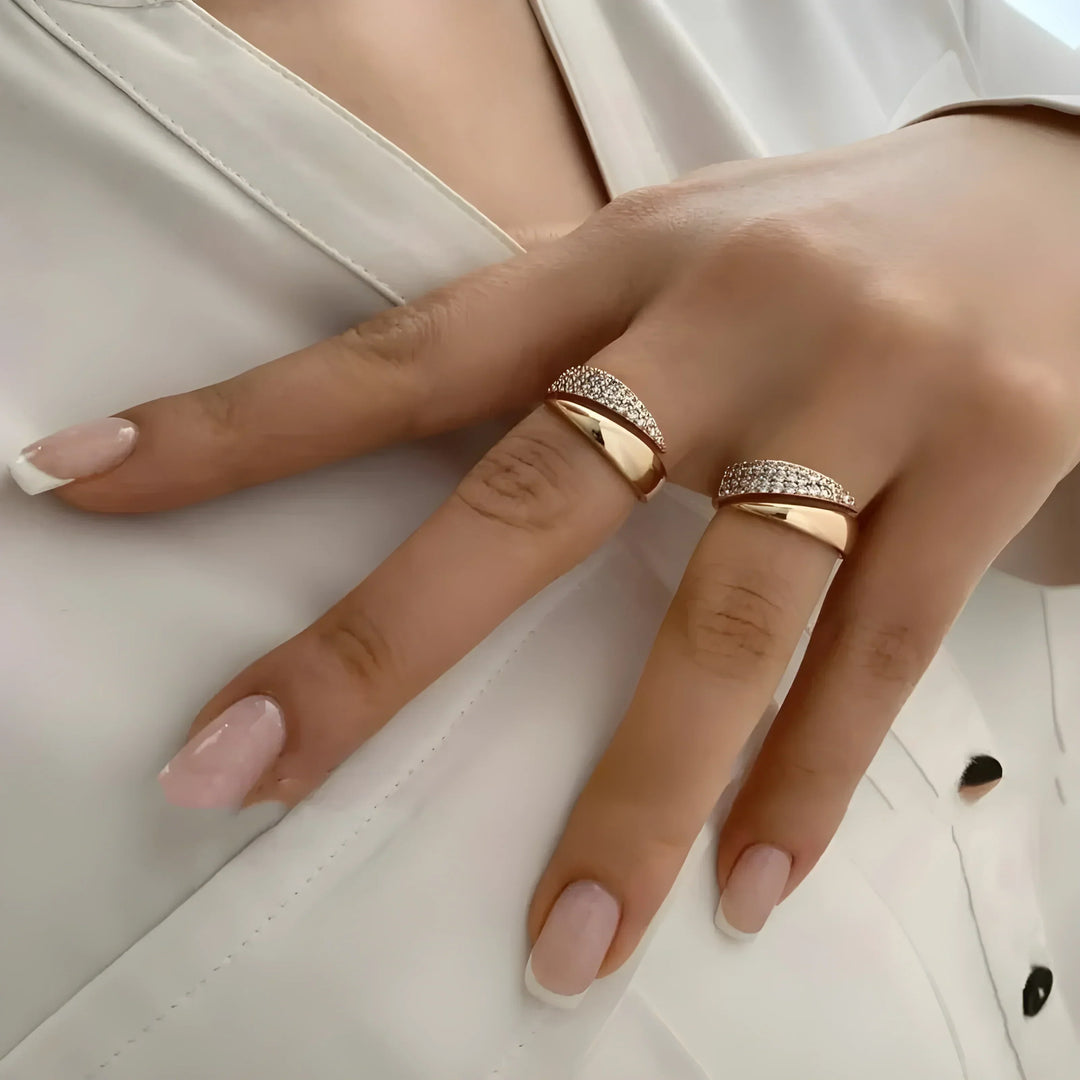 Mila Eleganter Goldring mit funkelnden Steinen