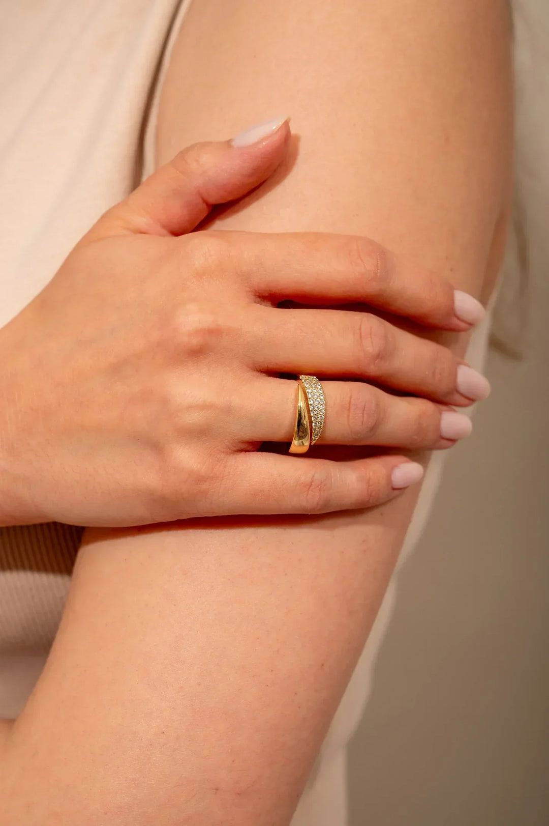 Mila Eleganter Goldring mit funkelnden Steinen